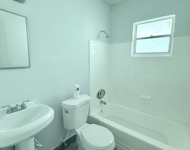 1007 N Tamarind Avenue - Photo Thumbnail 6