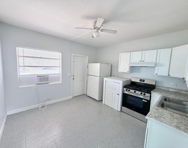 1007 N Tamarind Avenue - Photo Thumbnail 3