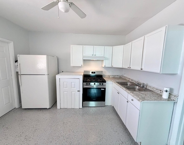 1007 N Tamarind Avenue - Photo Thumbnail 2