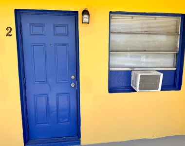 1007 N Tamarind Avenue - Photo Thumbnail 10