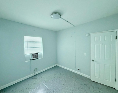 1007 N Tamarind Avenue - Photo Thumbnail 7