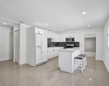 8224 Nw 1st Place - Photo Thumbnail 3