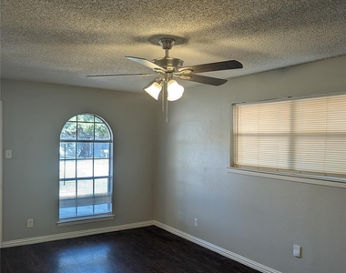 5124 Sears Drive - Photo Thumbnail 4