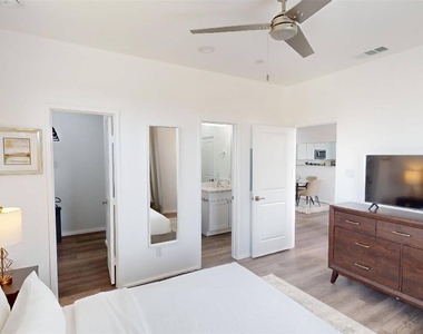 3235 Dallas Street - Photo Thumbnail 8