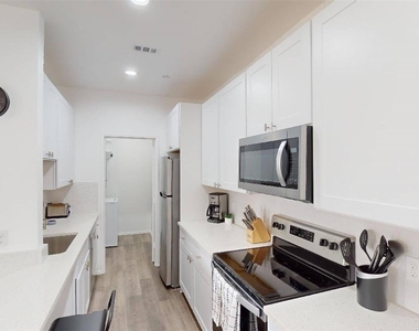 3235 Dallas Street - Photo Thumbnail 6