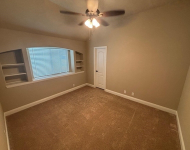 1104 Canterbury Lane - Photo Thumbnail 5