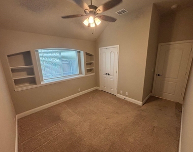 1104 Canterbury Lane - Photo Thumbnail 7