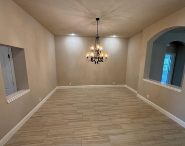 1104 Canterbury Lane - Photo Thumbnail 12