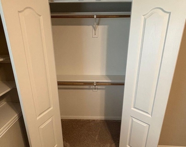1104 Canterbury Lane - Photo Thumbnail 6