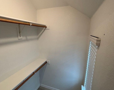 1104 Canterbury Lane - Photo Thumbnail 4