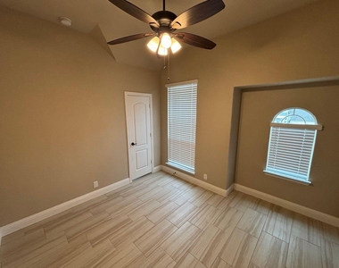 1104 Canterbury Lane - Photo Thumbnail 3