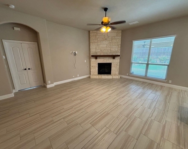 1104 Canterbury Lane - Photo Thumbnail 15
