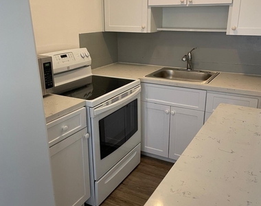 930 Ne 17th Terrace Ne - Photo Thumbnail 2