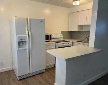 930 Ne 17th Terrace Ne - Photo Thumbnail 1
