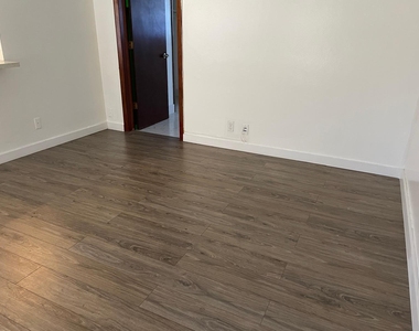 930 Ne 17th Terrace Ne - Photo Thumbnail 3