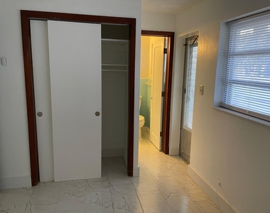 930 Ne 17th Terrace Ne - Photo Thumbnail 7