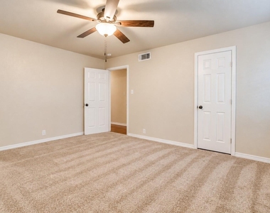 1813 Thomas Place - Photo Thumbnail 17