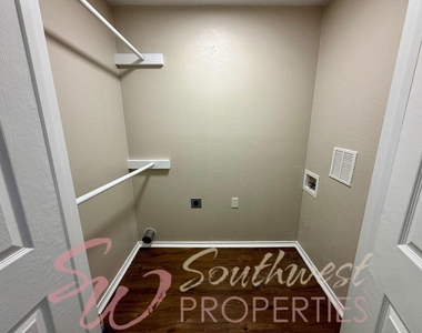 107 Greenview Drive - Photo Thumbnail 7