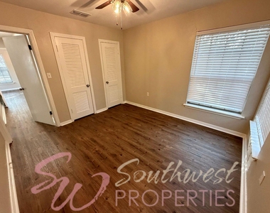 107 Greenview Drive - Photo Thumbnail 9