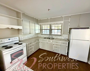 107 Greenview Drive - Photo Thumbnail 4