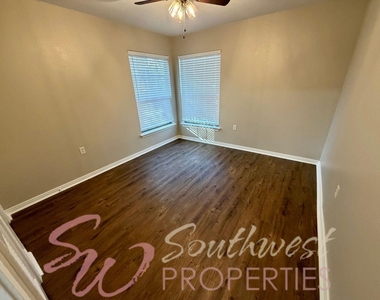 107 Greenview Drive - Photo Thumbnail 8