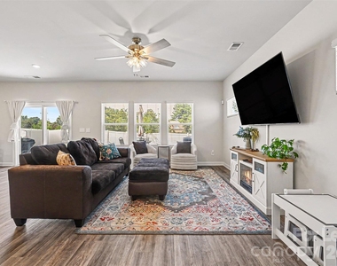 408 Luna Lane - Photo Thumbnail 3