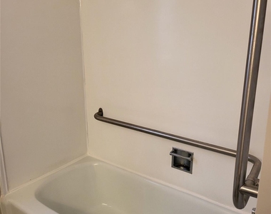 451 Montgomery Avenue - Photo Thumbnail 12