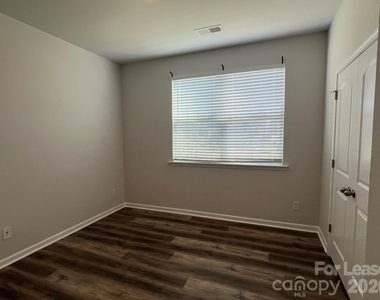 621 High Hill Drive - Photo Thumbnail 4