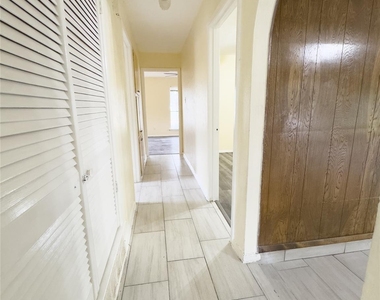808 Warwick Street - Photo Thumbnail 9