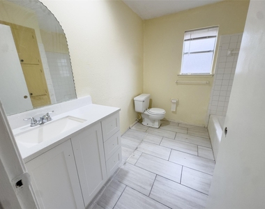 808 Warwick Street - Photo Thumbnail 12