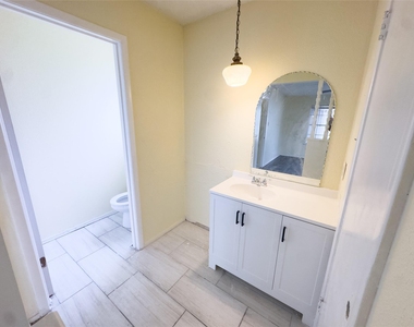 808 Warwick Street - Photo Thumbnail 16