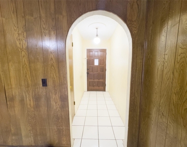 808 Warwick Street - Photo Thumbnail 2