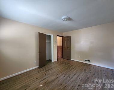 1621 Eastway Drive - Photo Thumbnail 17