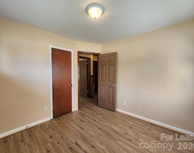1621 Eastway Drive - Photo Thumbnail 11