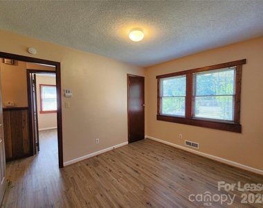 1621 Eastway Drive - Photo Thumbnail 8