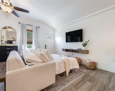 2402 Misty Lane - Photo Thumbnail 5
