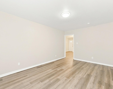 319 Royal Avenue - Photo Thumbnail 10