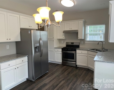 5012 Windcrest Way - Photo Thumbnail 4