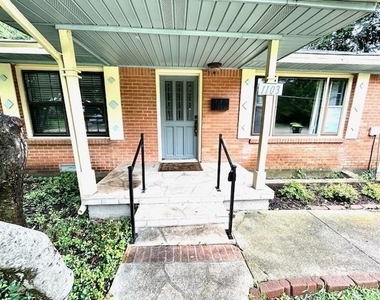 1103 L Avenue - Photo Thumbnail 3