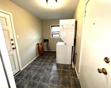 1103 L Avenue - Photo Thumbnail 9