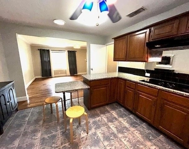 1103 L Avenue - Photo Thumbnail 7