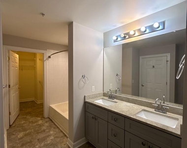 718 W Trade Street - Photo Thumbnail 7