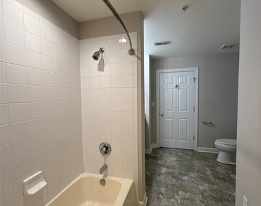 718 W Trade Street - Photo Thumbnail 8