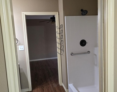 1003 Travis Avenue - Photo Thumbnail 5