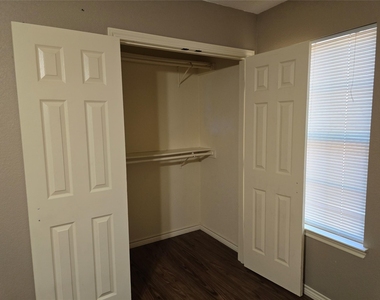1003 Travis Avenue - Photo Thumbnail 8