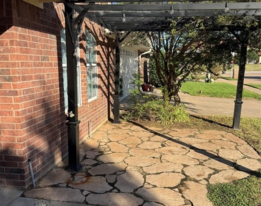 1006 Teresa Court - Photo Thumbnail 2