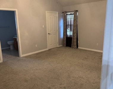 1006 Teresa Court - Photo Thumbnail 6