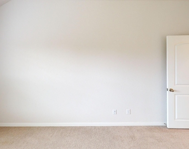 1004 Copper Smith Way - Photo Thumbnail 11