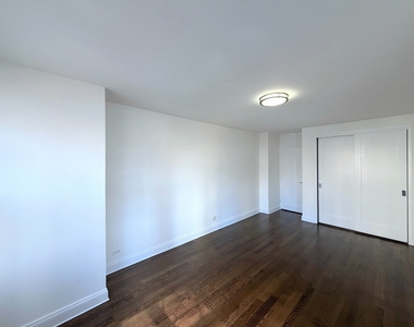 East 82nd Street - Photo Thumbnail 2