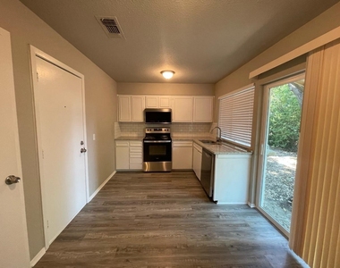 1517 Vanderbilt Drive - Photo Thumbnail 2